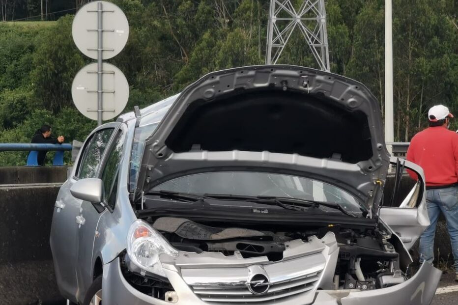 Duas pessoas encarceradas em acidente com dez carros na A41 em Alfena, junto ao acesso para a A3