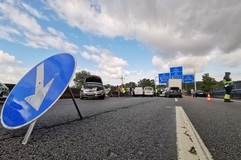 Duas pessoas encarceradas em acidente com dez carros na A41 em Alfena, junto ao acesso para a A3