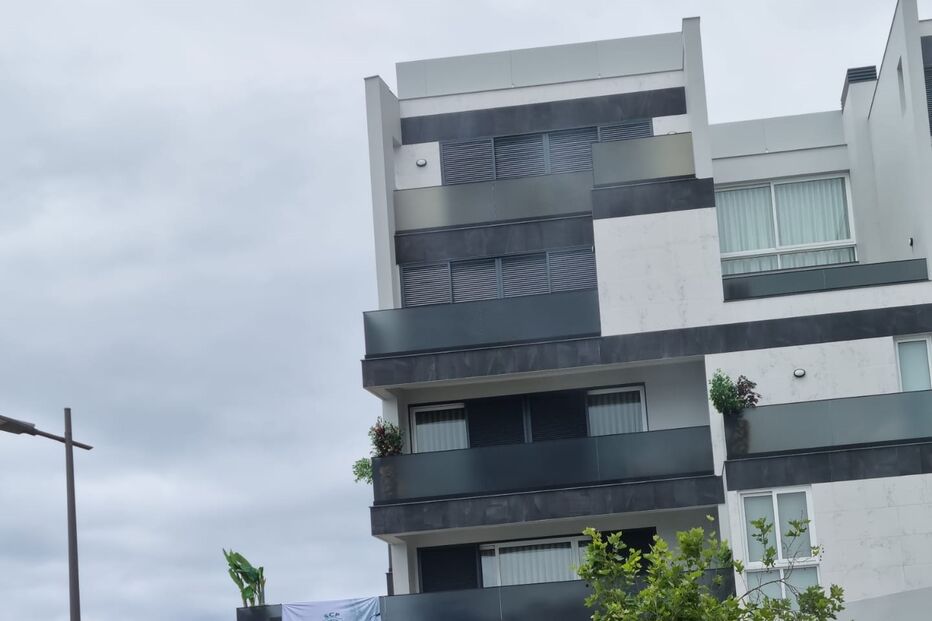 Bandeira do Sporting à janela da casa de Dolores Aveiro