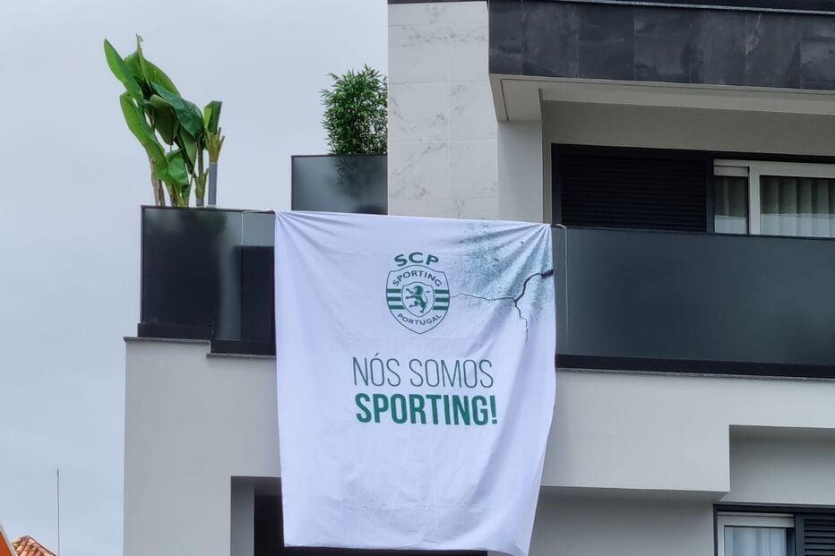 Bandeira do Sporting à janela da casa de Dolores Aveiro