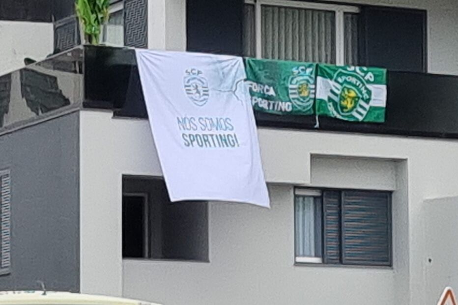 Bandeira do Sporting à janela da casa de Dolores Aveiro	