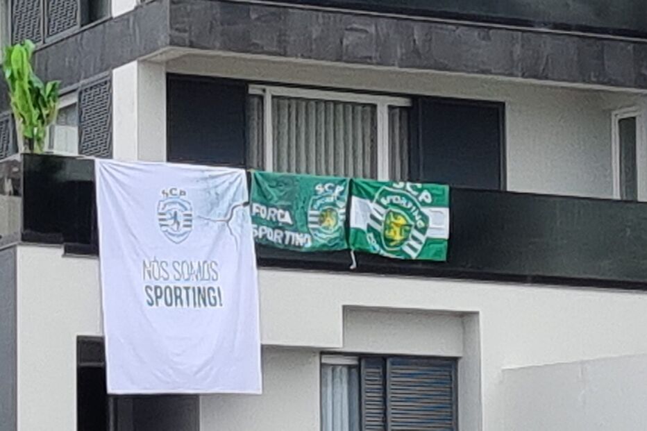 Bandeira do Sporting à janela da casa de Dolores Aveiro	