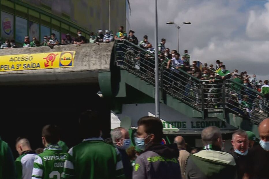 Centenas de adeptos preparam festa em Alvalade