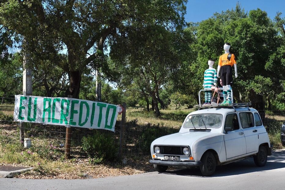 Faixa colocada à porta da Academia de Alcochete