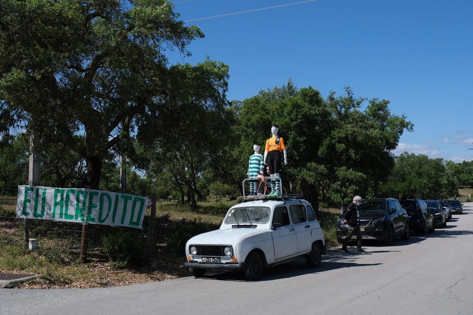 Faixa colocada à porta da Academia de Alcochete