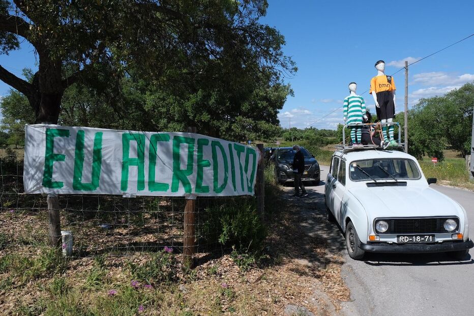 Faixa colocada à porta da Academia de Alcochete