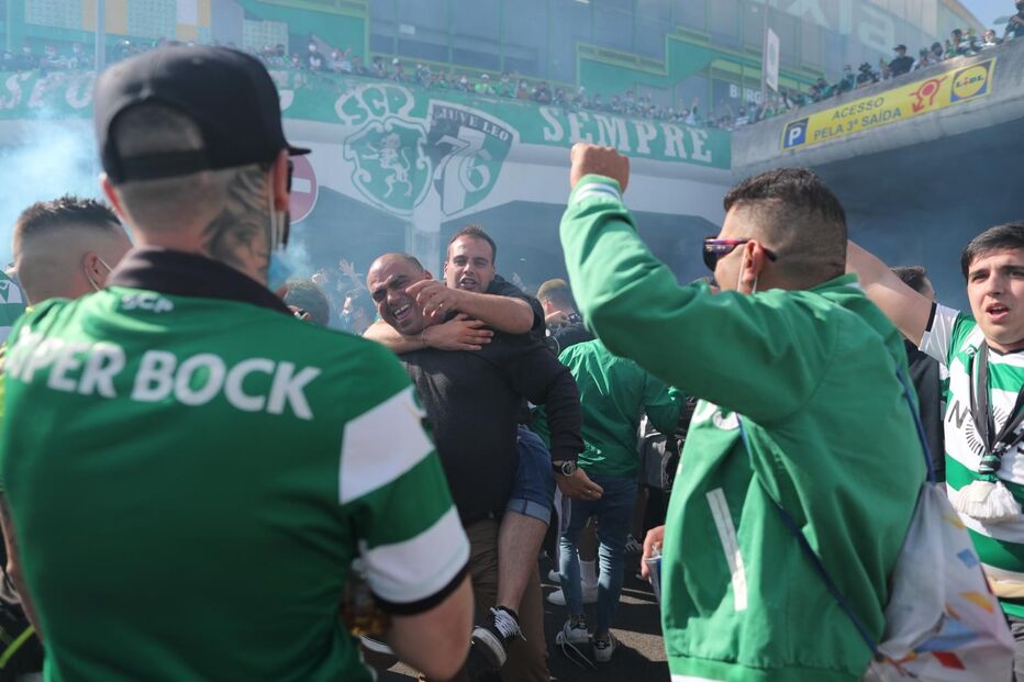 Ambiente de festa com centenas de adeptos antes do jogo Sporting-Boavista