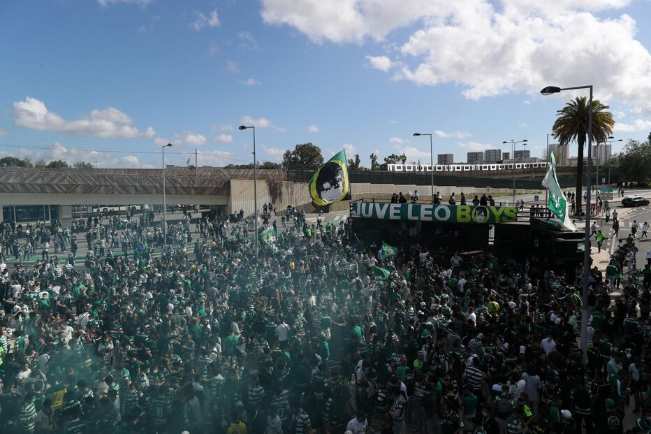 Ambiente de festa com centenas de adeptos antes do jogo Sporting-Boavista