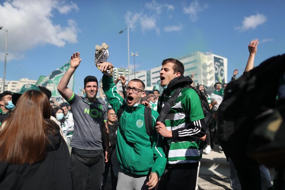 Ambiente de festa com centenas de adeptos antes do jogo Sporting-Boavista