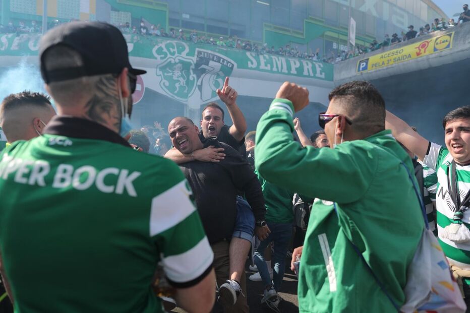 Ambiente de festa com centenas de adeptos antes do jogo Sporting-Boavista