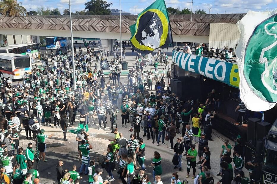 Ambiente de festa com centenas de adeptos antes do jogo Sporting-Boavista