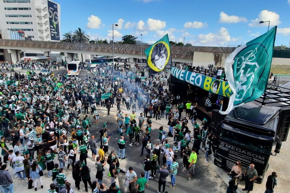 Ambiente de festa com centenas de adeptos antes do jogo Sporting-Boavista