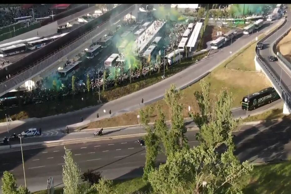 Autocarro do Sporting recebido em euforia por milhares de adeptos no Estádio de Alvalade