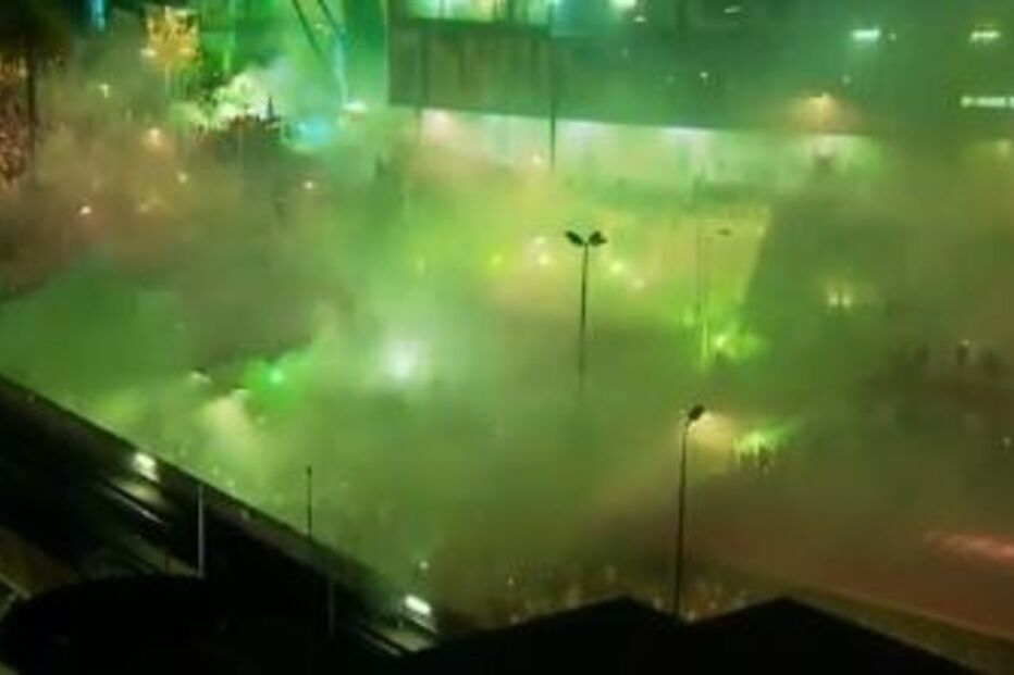 Exterior do Estádio de Alvalade pintado de verde durante festejos do título		