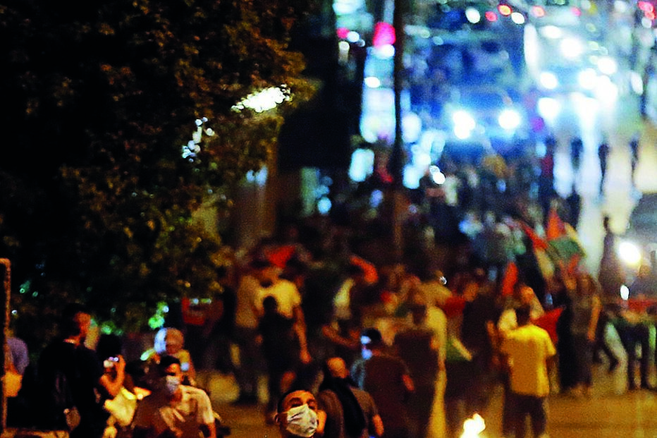 Palestinianos e militares de Israel em noite de confrontos  