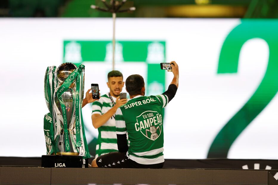 Sporting recebe o troféu de campeão no relvado de Alvalade