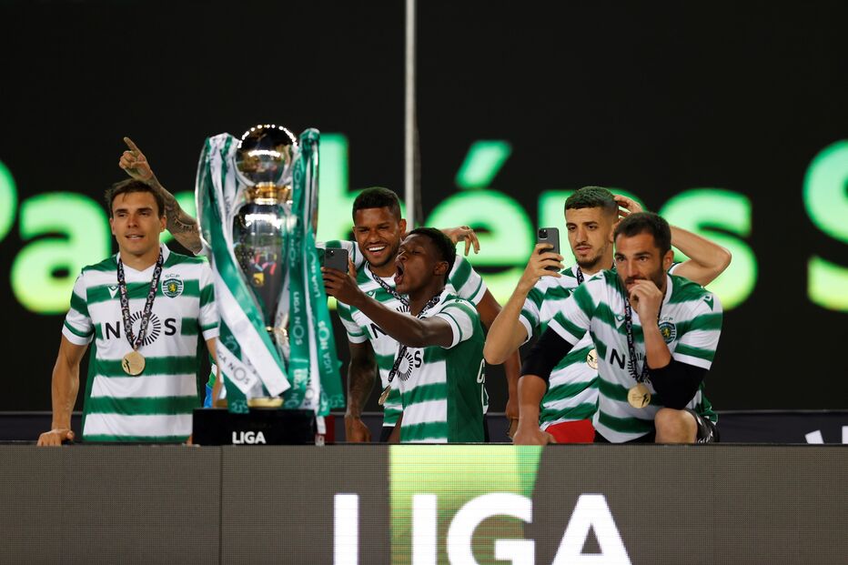Sporting recebe o troféu de campeão no relvado de Alvalade