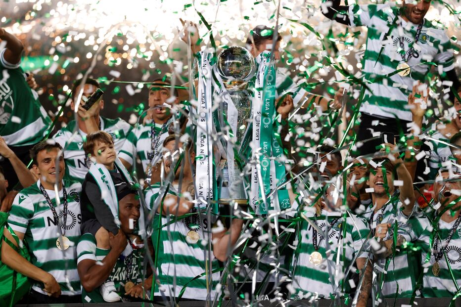 Sporting ergue o troféu de campeão no relvado de Alvalade