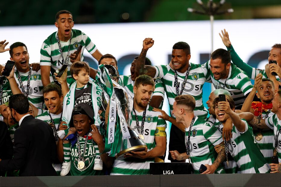 Sporting ergue o troféu de campeão no relvado de Alvalade