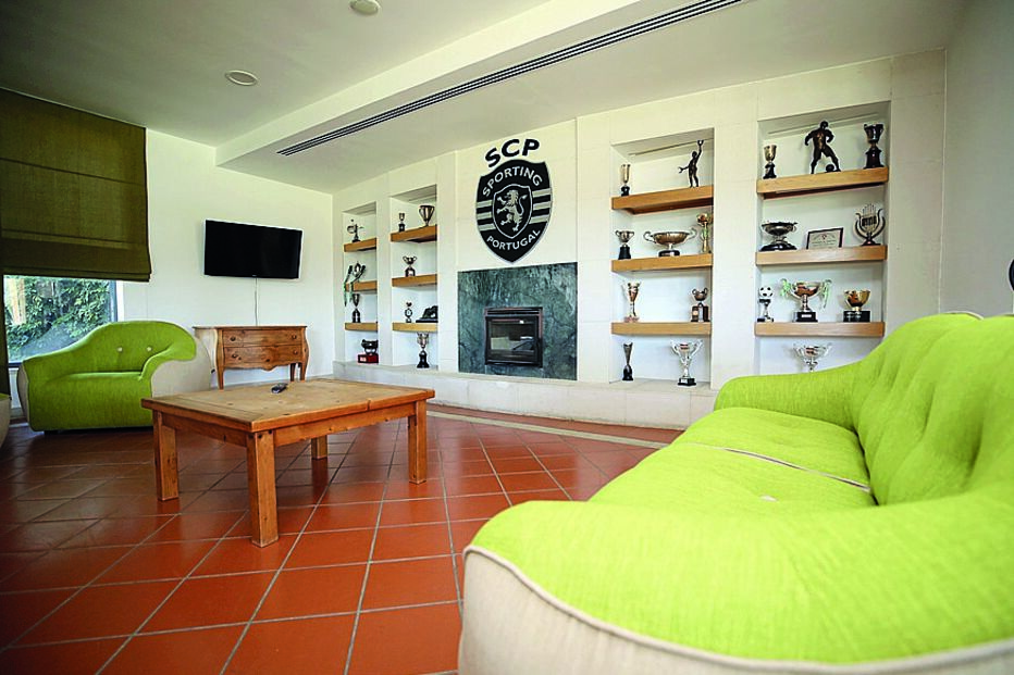 Infraestruturas incluem, além do balneário, salas de estar para os tempos livres e espaços que potenciam a forma física, como dois ginásios, tanques de hidromassagem  e centro médico