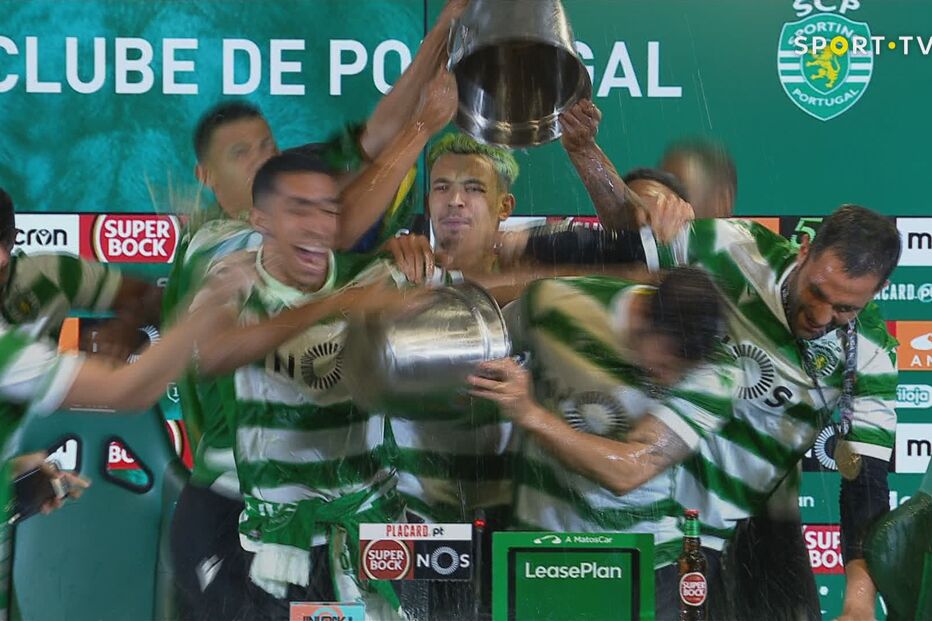 Jogadores invadem conferência de imprensa de Amorim e dão banho de champanhe ao treinador