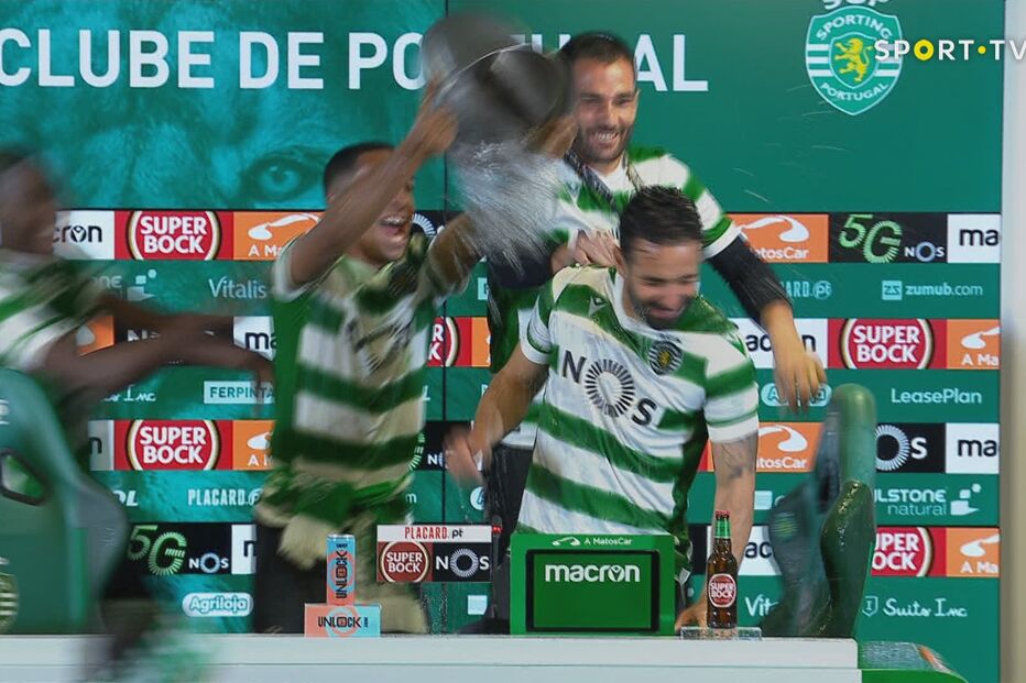 Jogadores invadem conferência de imprensa de Amorim e dão banho de champanhe ao treinador