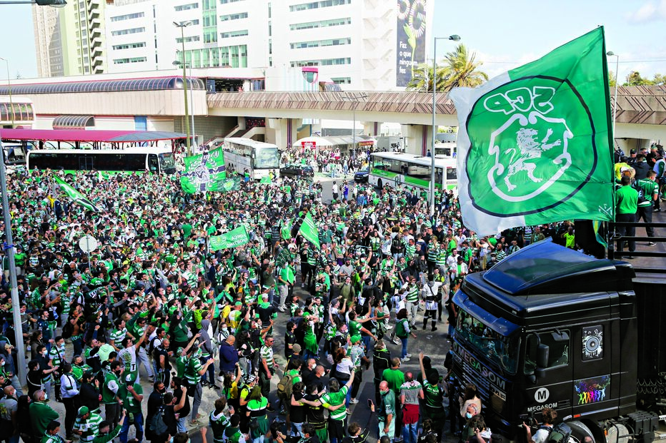 Milhares de adeptos leoninos reuniram-se nas imediações do Estádio José Alvalade, mas foi necessária a intervenção da polícia para travar alguns excessos que deixaram algumas pessoas feridas   
