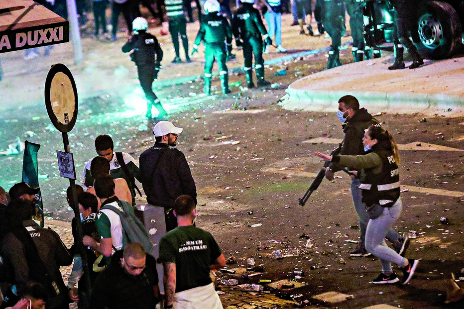 Milhares de adeptos leoninos reuniram-se nas imediações do Estádio José Alvalade, mas foi necessária a intervenção da polícia para travar alguns excessos que deixaram algumas pessoas feridas   