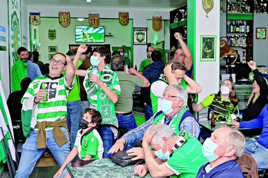 Apito final no estádio, festa em Alvalade. A conquista do título foi celebrada com fogo  de artifício. Uma onda verde que começou no relvado mas rapidamente se espalhou por todo o País