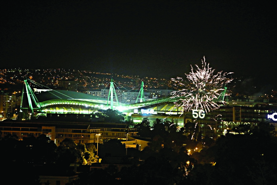 Apito final no estádio, festa em Alvalade. A conquista do título foi celebrada com fogo  de artifício. Uma onda verde que começou no relvado mas rapidamente se espalhou por todo o País