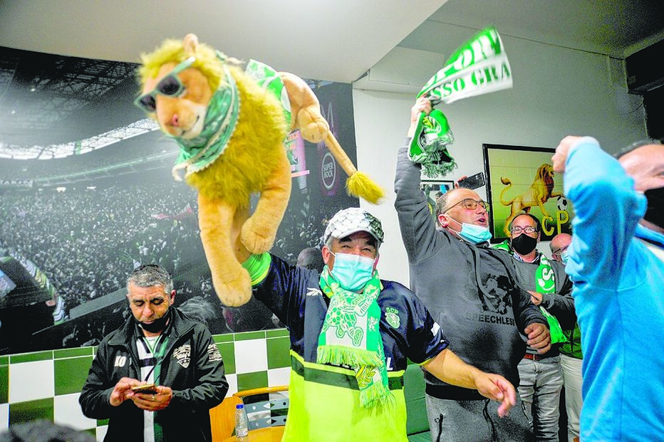 Apito final no estádio, festa em Alvalade. A conquista do título foi celebrada com fogo  de artifício. Uma onda verde que começou no relvado mas rapidamente se espalhou por todo o País