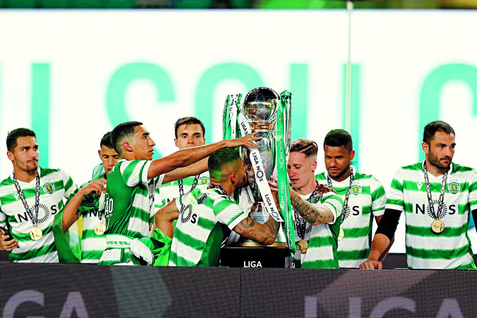 Troféu de campeão foi entregue, ainda esta terça-feira, para gáudio dos leões