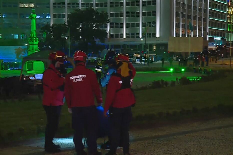 bombeiros socorrem polícia no Marquês