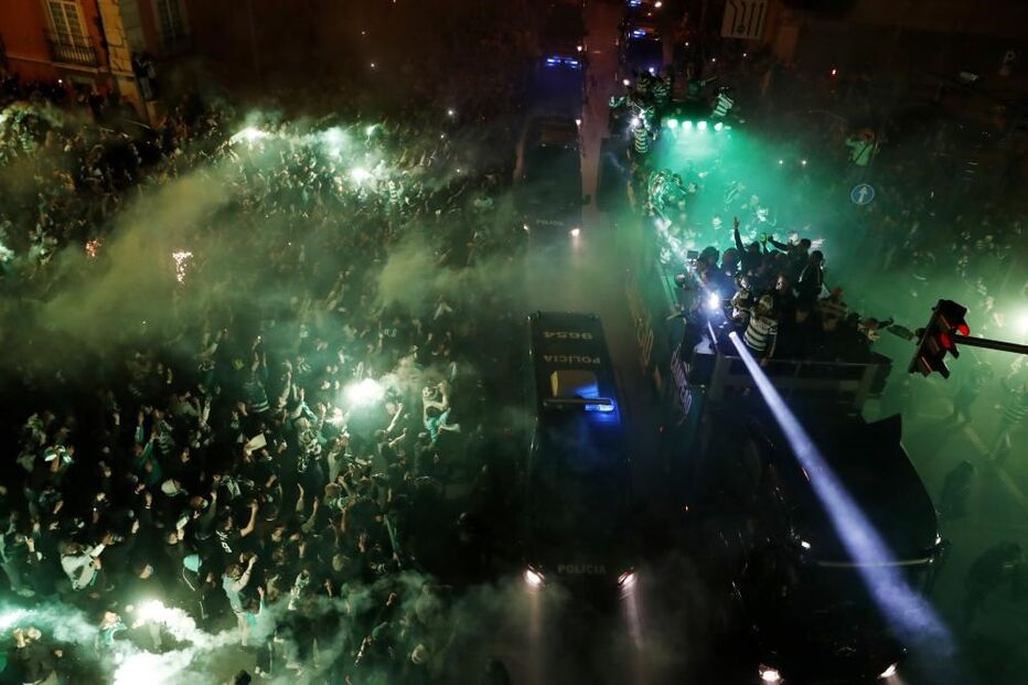 Autocarro do Sporting a caminho do Marquês