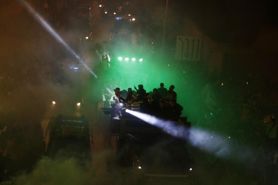 Autocarro do Sporting a caminho do Marquês