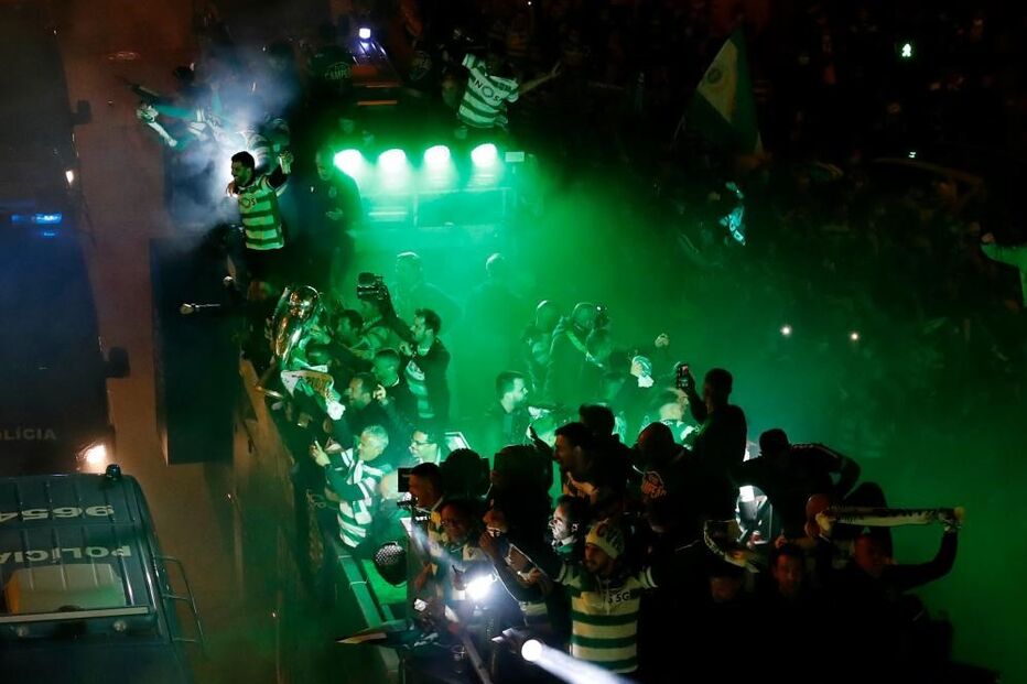 Autocarro do Sporting a caminho do Marquês