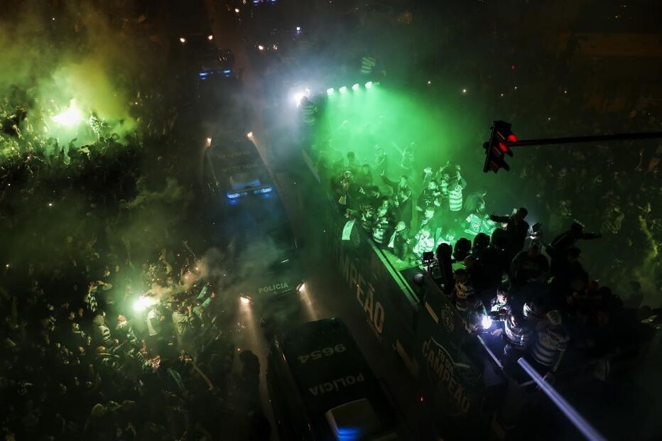 Autocarro do Sporting a caminho do Marquês