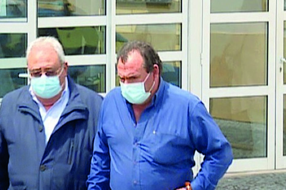 Carlos Veiga (à dir.) no tribunal 