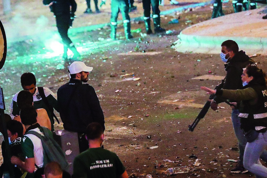 PSP admitiu ter sido obrigada a disparar balas de borracha para conter a desordem que se seguiu ao jogo do título