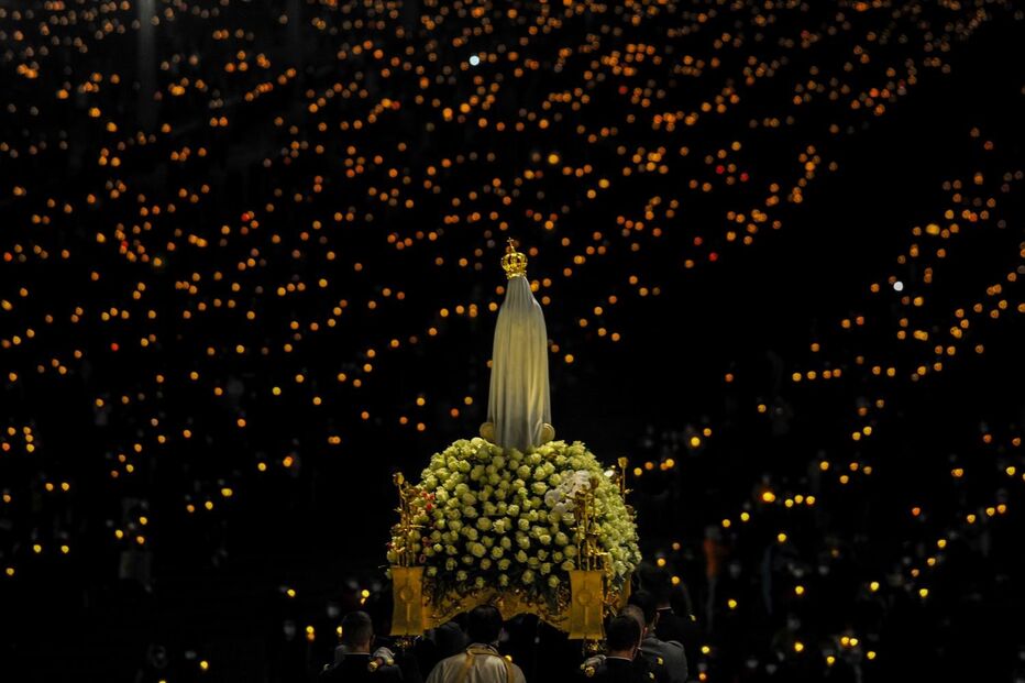 Passagem da Nossa Senhora durante Procissão das Velas