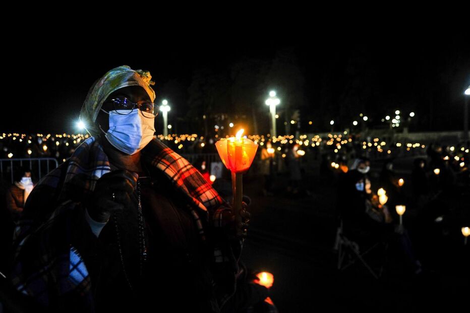 Peregrinos assistem à Procissão das Velas no Santuário de Fátima