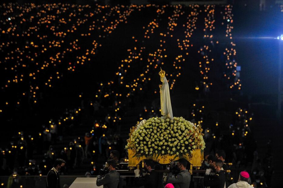Passagem da Nossa Senhora durante Procissão das Velas