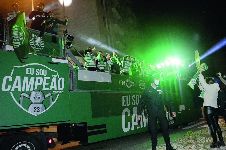 posição clara. na decoração para a festa, utilizada no autocarro e no palanque no estádio, o sporting incluiu uma taça com o número (23) de títulos que reclama. 