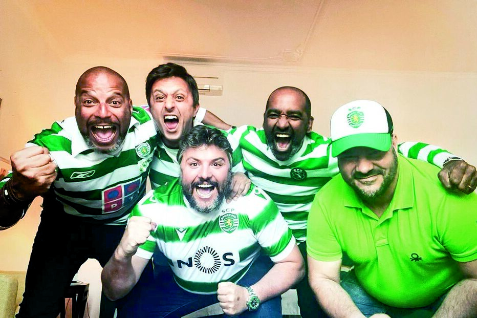 César Mourão festejou junto dos amigos  