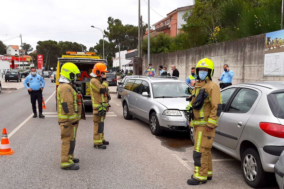 Homem morre ao volante e embate contra carros estacionados 