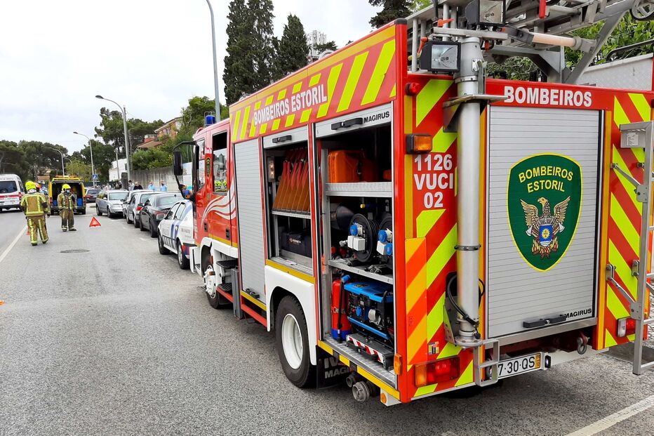 Homem morre ao volante e embate contra carros estacionados 