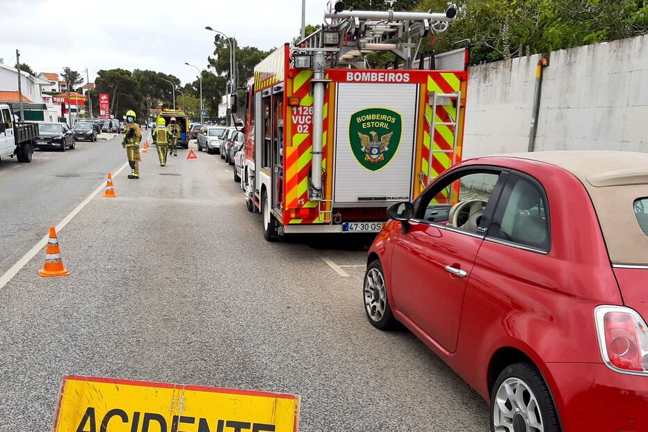 Homem morre ao volante e embate contra carros estacionados 