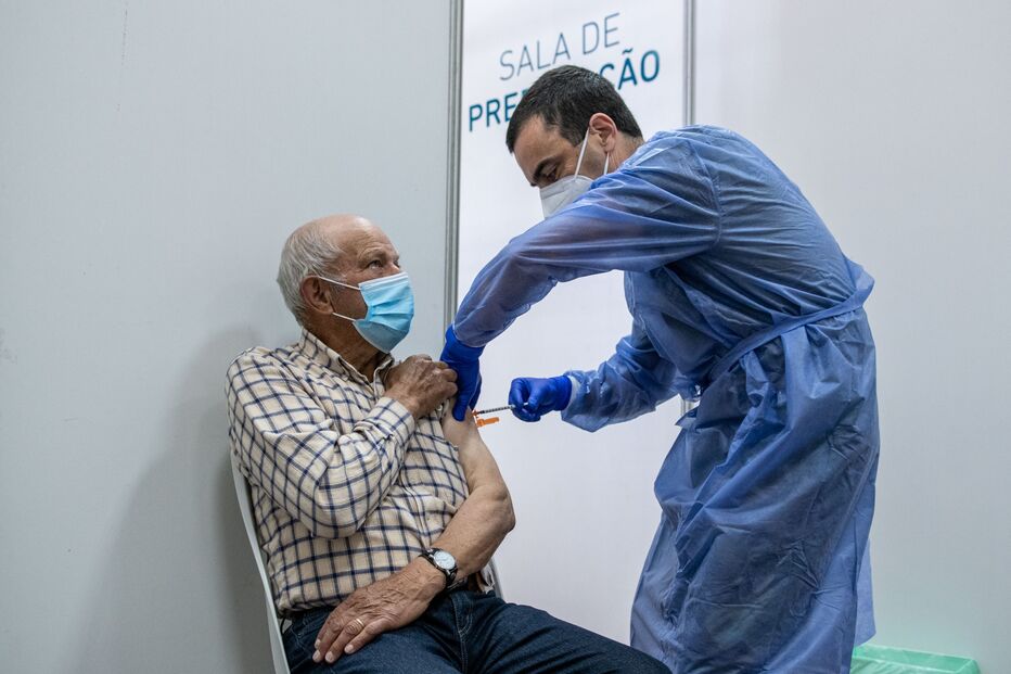 País já administrou mais de quatro milhões de vacinas. Até dia 23 devem ter uma dose todas as pessoas com mais de 60