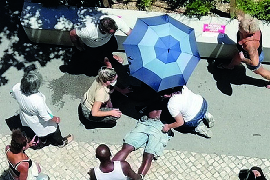 Populares tentam assistir Bruno Candé