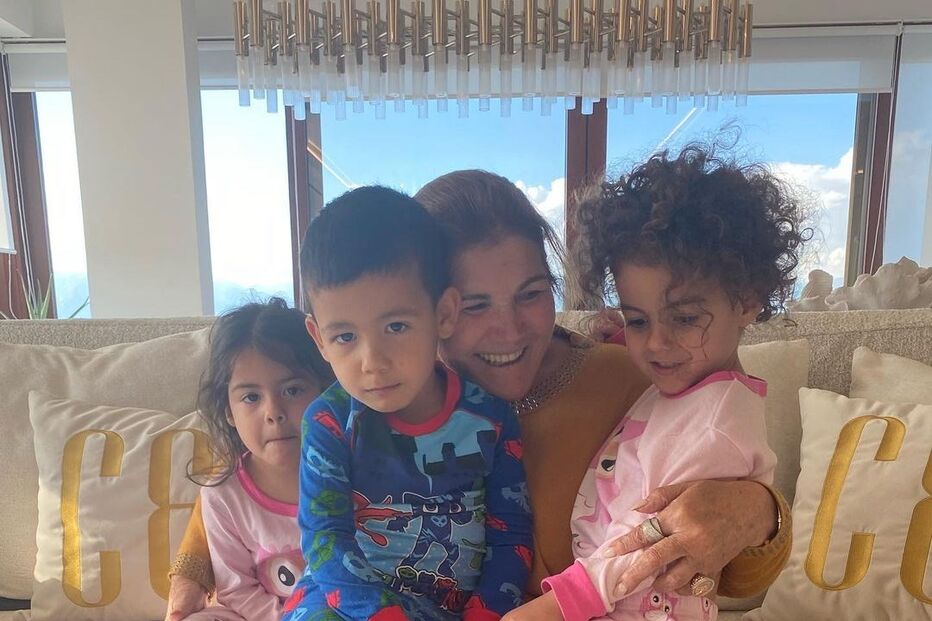 Dolores Aveiro com os filhos mais novos de Cristiano Ronaldo